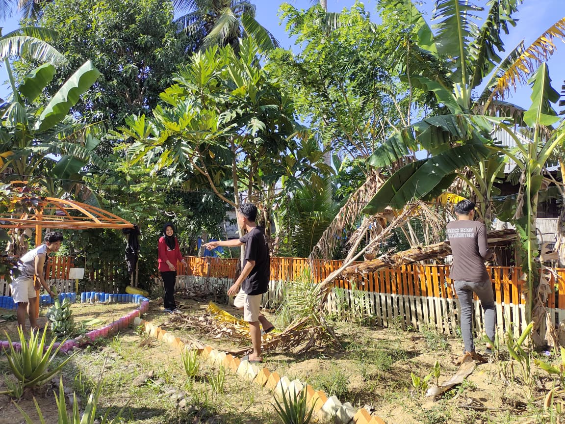 Sinergi Pemdes Mario dan Mahasiswa KKN UIN Alauddin Makassar Gelar Jumat Bersih di Taman TOGA